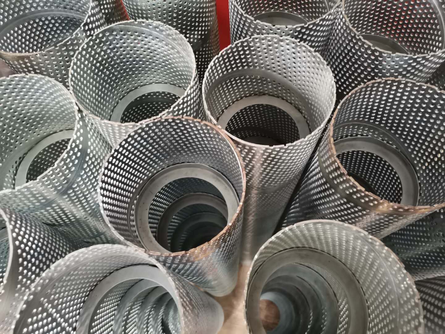 不銹鋼沖孔螺旋焊接管沖孔濾芯。